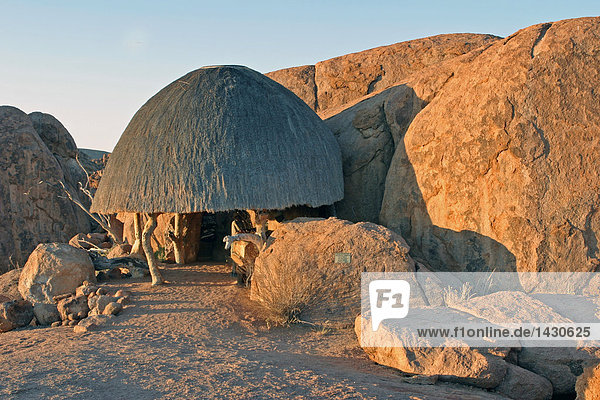 Hütte in der Nähe von Felsen auf trockenen Landschaft