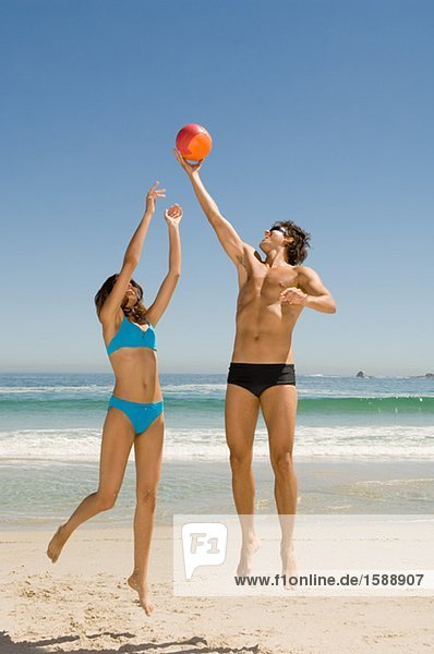 Paar spielt Volleyball