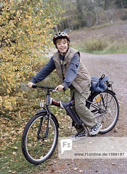 Ein Junge mit seinem Fahrrad.
