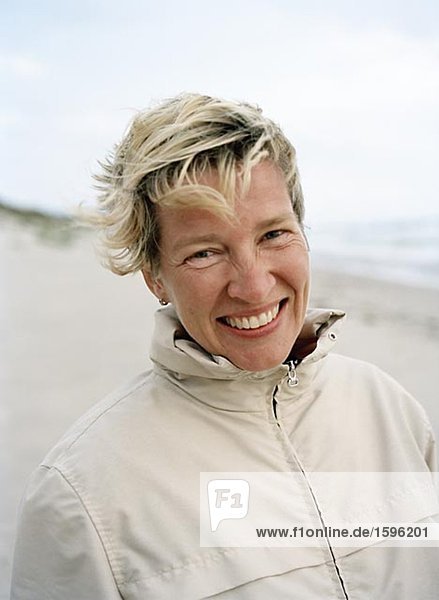Porträt von einem lächelnd middle-aged Woman am Meer.