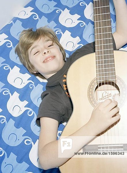 Ein Junge seine Gitarre zu spielen.