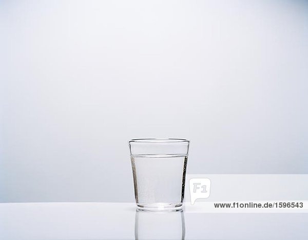 Ein Glas Wasser.