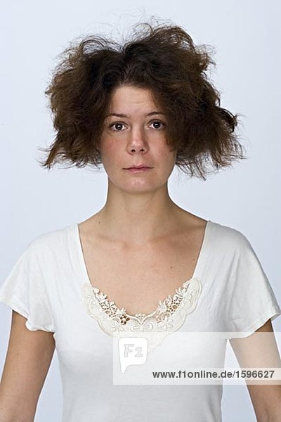 Portrait einer Frau mit messy Haar.