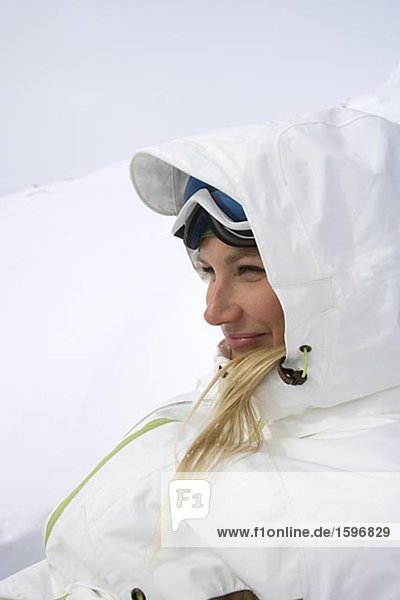 Portrait of a smiling Woman Skifahren.