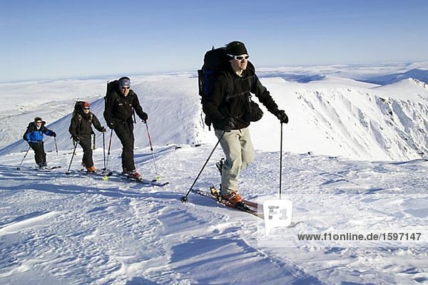 Ski Tour in den Bergen von Schweden.