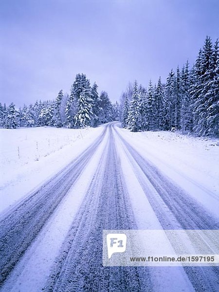 Eine leere Winter Road Schweden.