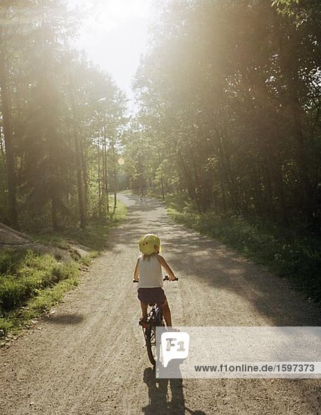 Skandinavischen Mädchen Radfahren Nackareservatet Schweden.