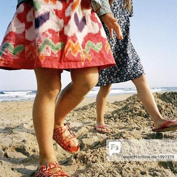 Zwei skandinavischen Mädchen am Strand zu Fuß.
