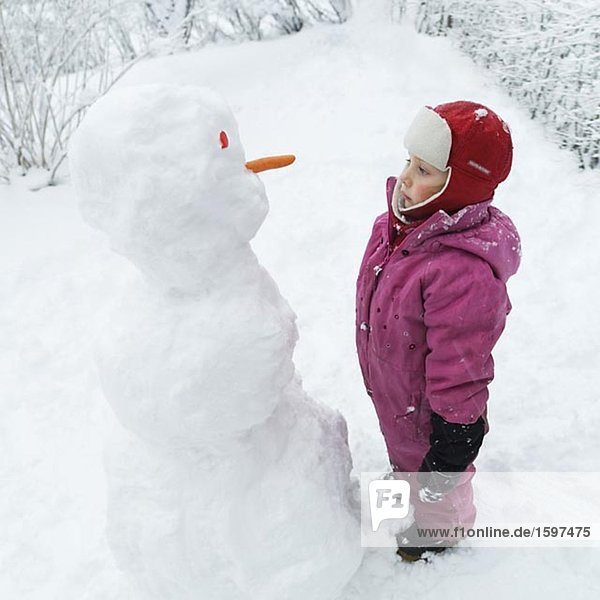Ein Mädchen und ein Schneemann Blick auf einander Schweden.