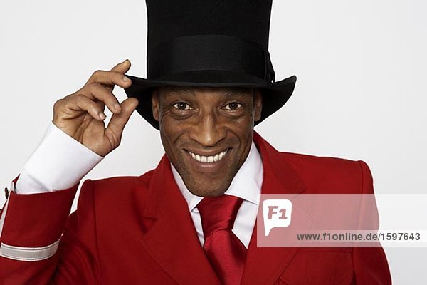 Ein lächelnd mann tragen einen Hut und einen roten Anzug.