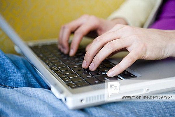 Die Hände einer Frau mit einem Laptop Nahaufnahme Schweden.