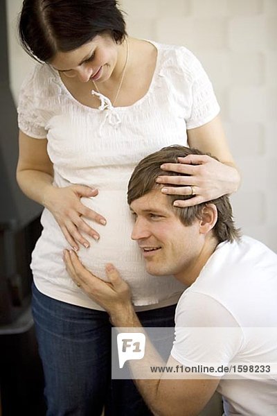 Ein Mann und eine schwangere Frau Schweden.