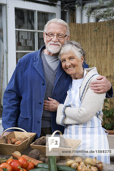 Ein älterer skandinavischen Paar mit Gemüse vor Schweden.