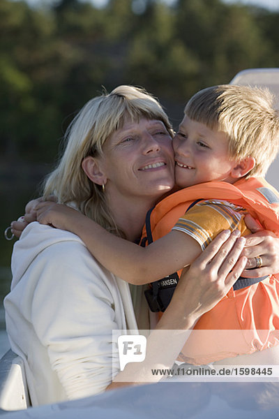 Mutter und Sohn umarmt  Schweden.