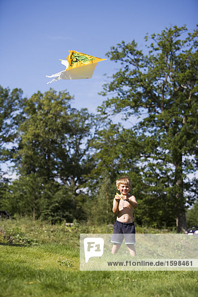 Ein Junge Drachensteigen Schweden.