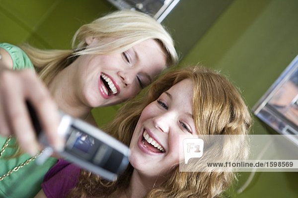 Zwei Teenager mit einem Handy.