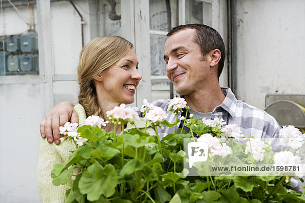 Ein Mann und eine Frau mit Blumen.