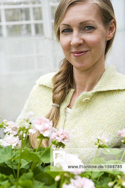 Portrait of a smiling Woman mit Blumen.