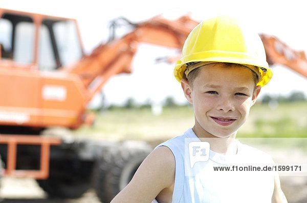 Portrait eines jungen tragen Bauarbeiterhelm und lächelnd
