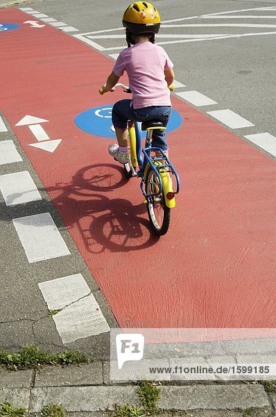 Rückansicht des Mädchen Radfahren auf Fahrrad lane