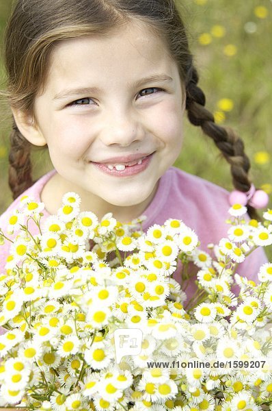 Portrait von Mädchen hält Blumenstrauß und lächelnd