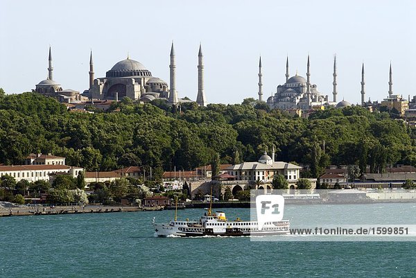 Boot mit Gebäuden im Hintergrund  Blaue Moschee  Aya Sofya  Bosphorus  Istanbul  Türkei