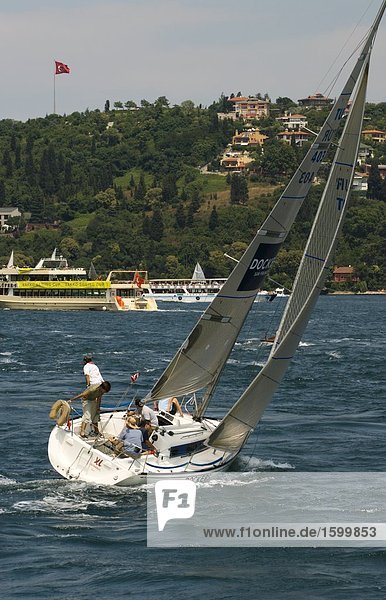 Gruppe von Menschen auf Reisen auf Boot  Bosphorus  Istanbul  Türkei
