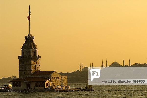 Gebäude in der Dämmerung  Leanderturm  Bosphorus  Istanbul  Türkei