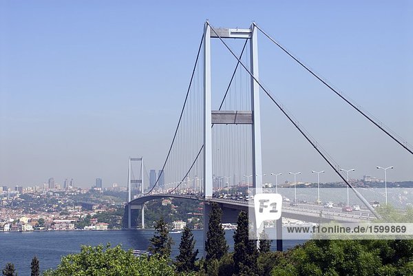 Brücke mit Stadt im Hintergrund  Bosporus-Brücke  Bosphorus  Istanbul  Türkei