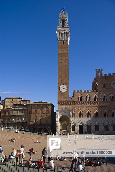 Tourists at palace  Palazzo Pubblico  Piazza Del Campo  Siena  Tuscany  Italy