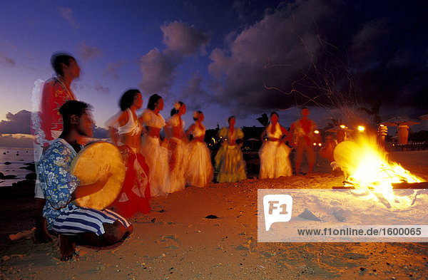 Gruppe von Menschen Musik und tanzen um Bonfire  Mauritius