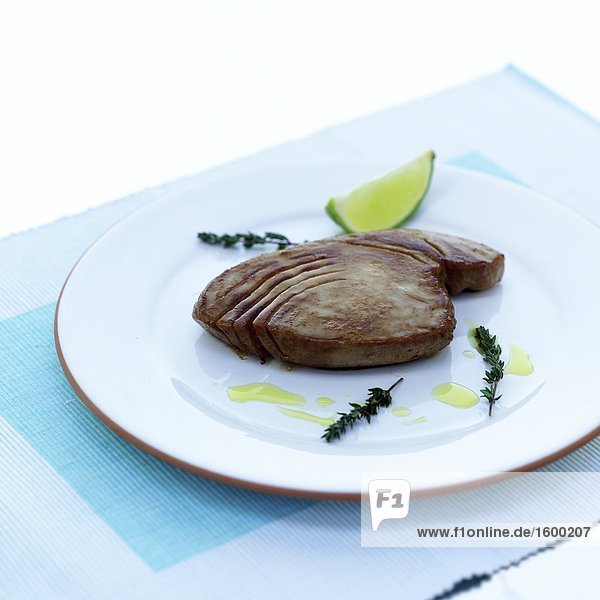Thunfisch-Steak auf einer Platte  Nahaufnahme