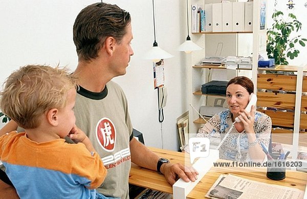Vater und Sohn im Büro doctor´s