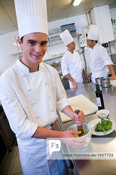 Lachs-Tartar vorbereiten. Luis Irizar Kochschule. Donostia