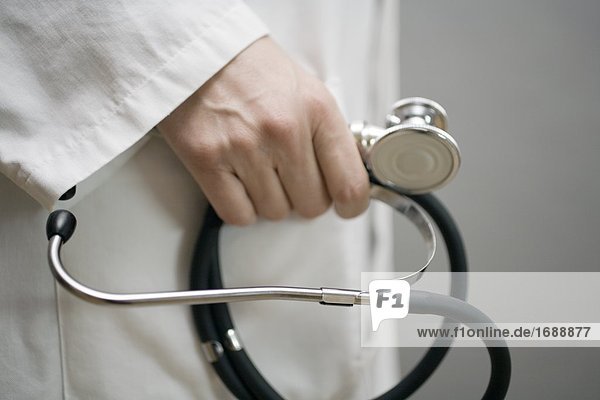Nahaufnahme doktor hält stethoscope