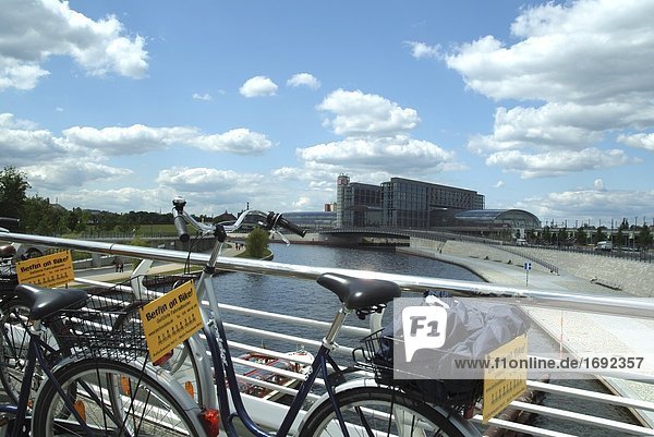 Zwei Fahrräder an Geländer der Brücke gelehnt