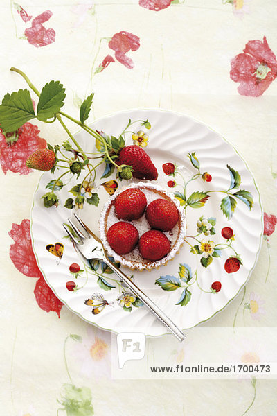 Erdbeertörtchen auf Teller  Nahaufnahme