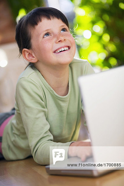 Junges Mädchen (10-11) mit Laptop