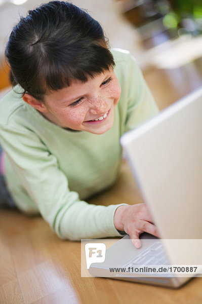 Junges Mädchen (10-11) mit Laptop