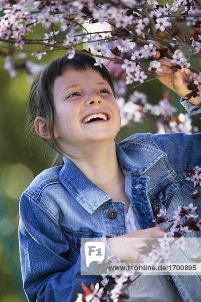 Junges Mädchen (10-11) im Freien  lächelnd