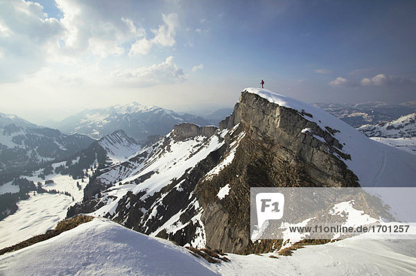 Austria  Kleinwalsertal  Man skiing in Alps
