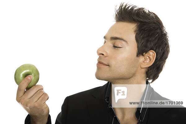 Junger Mann mit grünem Apfel,  Nahaufnahme