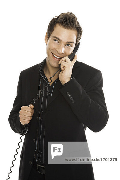 Junger Mann am Telefon,  Nahaufnahme