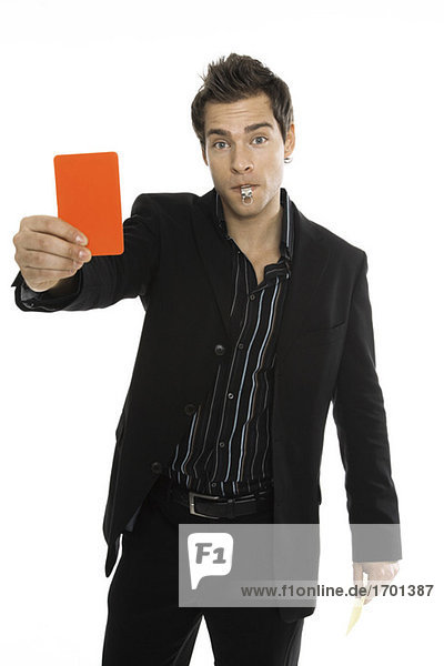 Junger Mann mit roter Karte,  Nahaufnahme