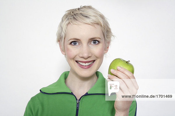 Junge Frau mit Apfel  Portrait