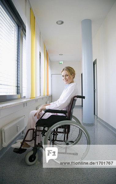 Frau im Rollstuhl sitzend