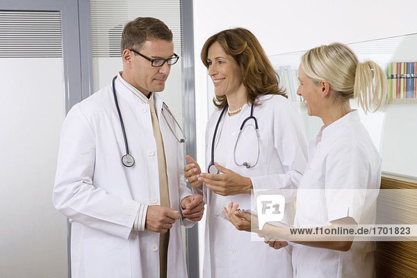 Ärzte im Gespräch mit der Krankenschwester