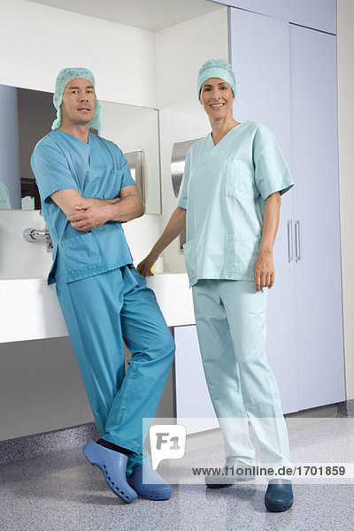 Chirurgen im Waschraum