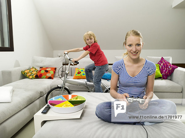 Mutter und Sohn im Wohnzimmer  Mutter spielt Computerspiel