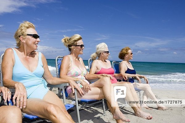 Gruppe von senior DAMENLAUF in Strandstühle
